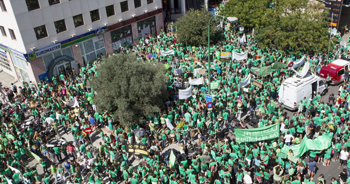 Miles de personas se manifiestan en Baleares en apoyo a la huelga indefinida de docentes. Miles de personas se manifiestan en Baleares en apoyo a la huelga indefinida de docentes.