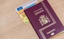 Petó a la bandera però sense passaport