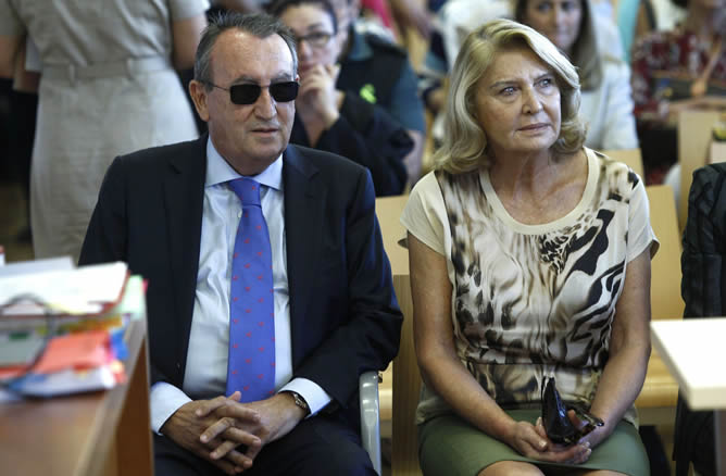 El expresidente de la Diputación y del PP en la provincia Carlos Fabra, junto a su exesposa Amparo Fernández, durante el juicio por el denominado 'caso Naranjax' El expresidente de la Diputación y del PP en la provincia Carlos Fabra, junto a su exesposa Amparo Fernández, durante el juicio por el denominado 'caso Naranjax'