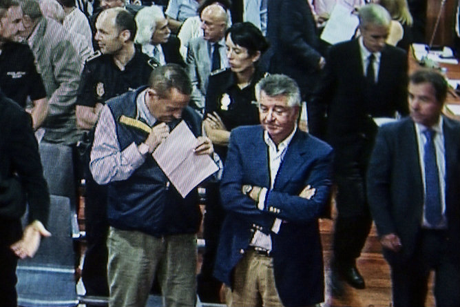 Imagen captada de un monitor en la sala de prensa de la Audiencia. El exalcalde de Marbella Julián Muñoz y el exasesor urbanístico del Ayuntamiento marbellí Juan Antonio Roca, momentos antes de comenzar la lectura pública en la Audiencia de Málaga de la sentencia del 'caso Malaya' Imagen captada de un monitor en la sala de prensa de la Audiencia. El exalcalde de Marbella Julián Muñoz y el exasesor urbanístico del Ayuntamiento marbellí Juan Antonio Roca, momentos antes de comenzar la lectura pública en la Audiencia de Málaga de la sentencia del 'caso Malaya'