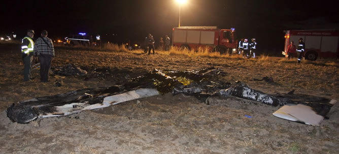 Estado en el que ha quedado la avioneta, del tipo ultraligero, que se ha siniestrado en Salobralejo (Ávila). Estado en el que ha quedado la avioneta, del tipo ultraligero, que se ha siniestrado en Salobralejo (Ávila).