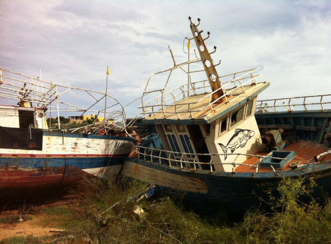 En Lampedusa. Cementerio de barcazas frente al ayuntamiento y al lado del campo de fútbol. En Lampedusa. Cementerio de barcazas frente al ayuntamiento y al lado del campo de fútbol.