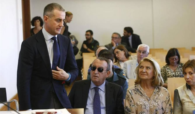 El diputado del PP en Les Corts Valencianes Ricardo Costa pasa junto al expresidente de la Diputación de Castellón y del PP en esta provincia Carlos Fabra El diputado del PP en Les Corts Valencianes Ricardo Costa pasa junto al expresidente de la Diputación de Castellón y del PP en esta provincia Carlos Fabra