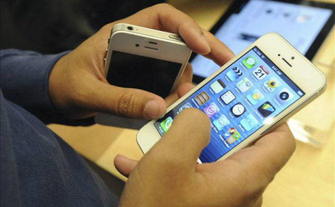 Imagen de un usuario con su teléfono móvil. Imagen de un usuario con su teléfono móvil.