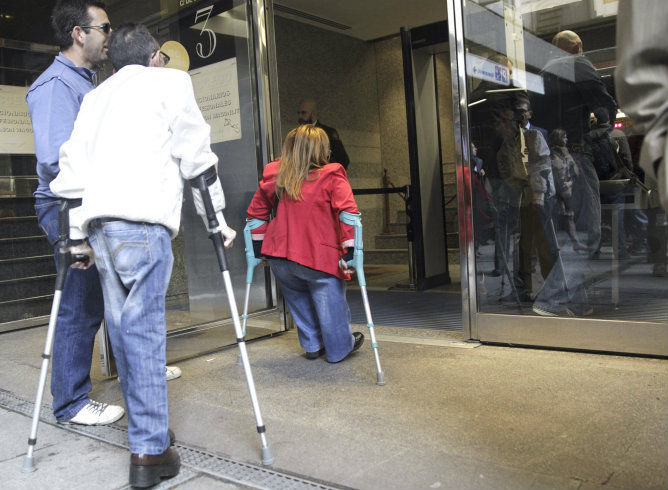 Afectados por el medicamento llegan al juzgado de primera instancia de Madrid, tras la demanda que interpuso hace un año y medio la Asociación de Víctimas de la Talidomida (AVITE) Afectados por el medicamento llegan al juzgado de primera instancia de Madrid, tras la demanda que interpuso hace un año y medio la Asociación de Víctimas de la Talidomida (AVITE)