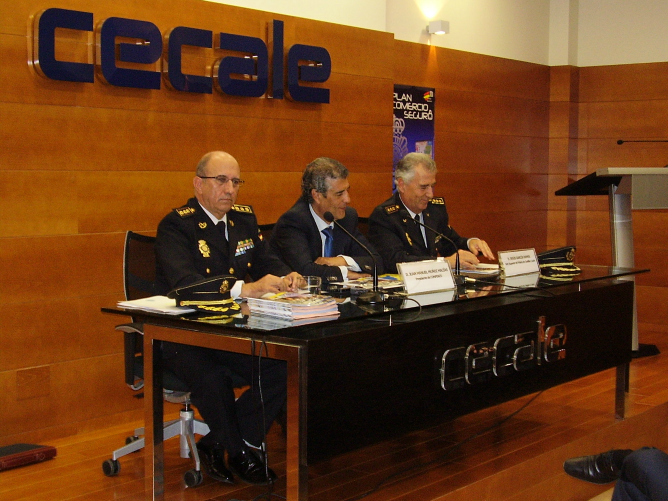 Florentino Villabona (comisario general de Seguridad Ciudadana), Manuel Muñoz (presidente de CONFERCO) y Jesús Gª Ramos (jefe superior de Policía de Castilla y León) Florentino Villabona (comisario general de Seguridad Ciudadana), Manuel Muñoz (presidente de CONFERCO) y Jesús Gª Ramos (jefe superior de Policía de Castilla y León)