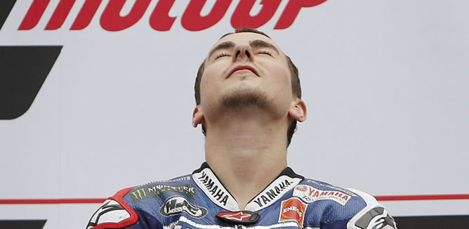 Jorge Lorenzo en lo más alto del podio de Phillip Island. Jorge Lorenzo en lo más alto del podio de Phillip Island.