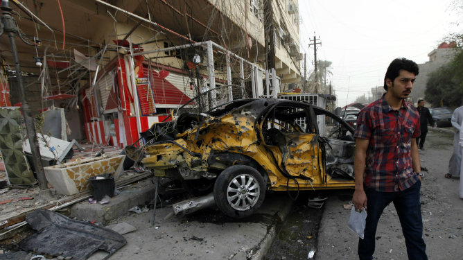Imagen de un atentado con coche bomba fuera de una heladería el pasado sábado en el barrio de Al-Mashtal en Bagdad Imagen de un atentado con coche bomba fuera de una heladería el pasado sábado en el barrio de Al-Mashtal en Bagdad