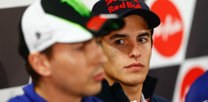 Márquez mira a Lorenzo, en la rueda de prensa de Motegi. Márquez mira a Lorenzo, en la rueda de prensa de Motegi.