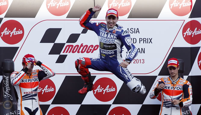 El piloto de Yamaha, Jorge Lorenzo, celebra su victoria en el GP de Japón. El piloto de Yamaha, Jorge Lorenzo, celebra su victoria en el GP de Japón.