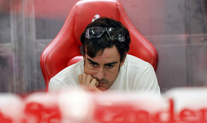 Fernando Alonso, en el box de Ferrari Fernando Alonso, en el box de Ferrari