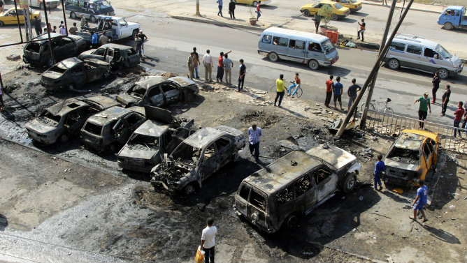 Imagen de los coches calcinados en el lugar del ataque en el que han fallecido al menos 30 personas Imagen de los coches calcinados en el lugar del ataque en el que han fallecido al menos 30 personas