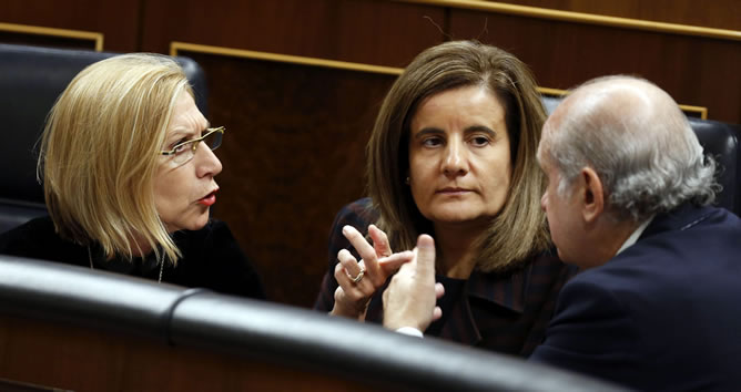 La líder de UPyD, Rosa Díez, y los ministros, de Empleo, Fátima Báñez, y del Interior, Jorge Fernández Díaz, conversan durante el pleno del Congreso La líder de UPyD, Rosa Díez, y los ministros, de Empleo, Fátima Báñez, y del Interior, Jorge Fernández Díaz, conversan durante el pleno del Congreso