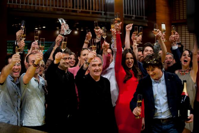 Los concursantes, el jurado y Ferran Adrià brindan por MasterChef y su ganador. Los concursantes, el jurado y Ferran Adrià brindan por MasterChef y su ganador.