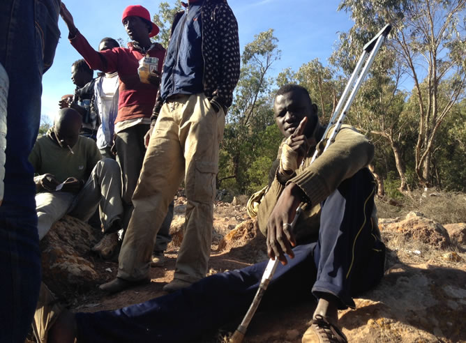 Uno de los heridos que habitan en el campamento del monte Gurugú. Este Senegalés asegura haber sido víctima de "una paliza de los militares marroquíes" Uno de los heridos que habitan en el campamento del monte Gurugú. Este Senegalés asegura haber sido víctima de "una paliza de los militares marroquíes"