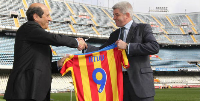 En enero 2012, el presidente del Valencia CF, Manuel Llorente, y el director general del Grupo RTVV, José López Jaraba celebraban el enésimo acuerdo entre ambas entidades En enero 2012, el presidente del Valencia CF, Manuel Llorente, y el director general del Grupo RTVV, José López Jaraba celebraban el enésimo acuerdo entre ambas entidades