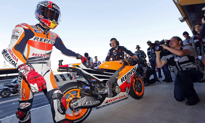 El líder del Mundial de Moto GP, el piloto español Marc Márquez, baja de su moto al finalizar la primera sesión de entrenamiento libres del Gran Premio de la Comunidad Valenciana que se disputa en el Circuito Ricardo Tormo en Cheste El líder del Mundial de Moto GP, el piloto español Marc Márquez, baja de su moto al finalizar la primera sesión de entrenamiento libres del Gran Premio de la Comunidad Valenciana que se disputa en el Circuito Ricardo Tormo en Cheste