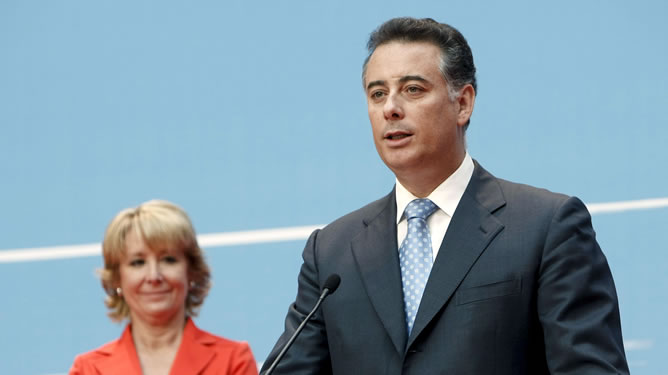 En la imagen, fotografía de archivo fechada el 21/06/07 de la toma de posesión de Alberto López Viejo como consejero en presencia de la presidenta de la Comunidad, Esperanza Aguirre En la imagen, fotografía de archivo fechada el 21/06/07 de la toma de posesión de Alberto López Viejo como consejero en presencia de la presidenta de la Comunidad, Esperanza Aguirre