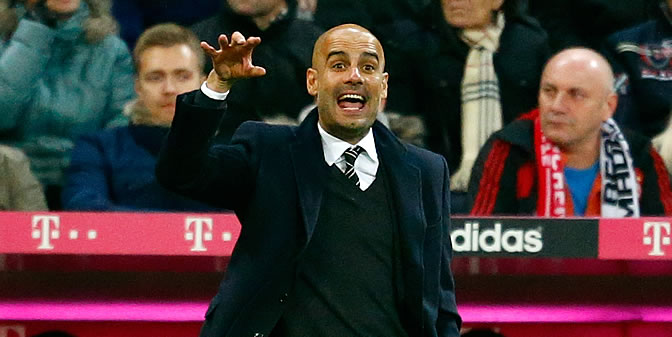 Guardiola da indicaciones a sus jugadores Guardiola da indicaciones a sus jugadores