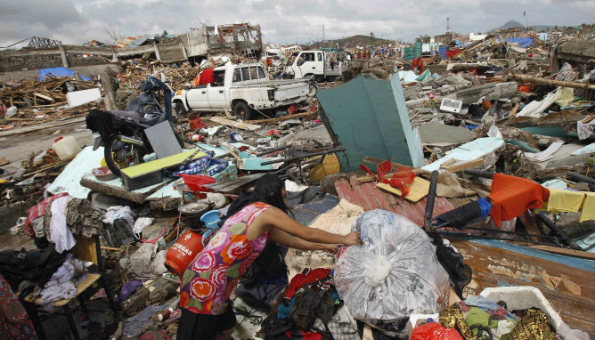 Una mujer busca sus pertenencias cerca de miles de casas dañadas después del paso del tifón 'Yolanda' Una mujer busca sus pertenencias cerca de miles de casas dañadas después del paso del tifón 'Yolanda'