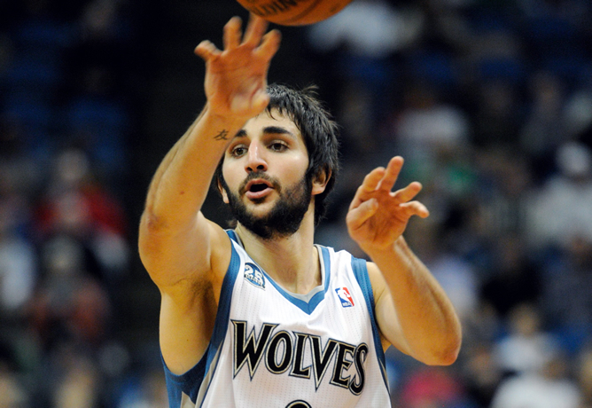 El jugador de los Timberwolves de Minnesota Ricky Rubio intenta un lanzamiento ante los Cavaliers de Cleveland El jugador de los Timberwolves de Minnesota Ricky Rubio intenta un lanzamiento ante los Cavaliers de Cleveland