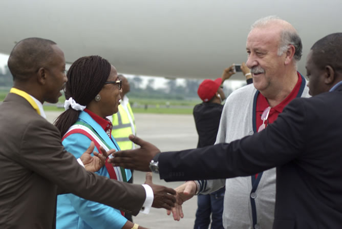 El seleccionador nacional, Vicente del Bosque, saluda a la alcaldesa de Malabo, María Coloma y al presidente de la Federación Guineana de Fútbol (FEGUIFUT), Domingo Mituy Edjang, a su llegada El seleccionador nacional, Vicente del Bosque, saluda a la alcaldesa de Malabo, María Coloma y al presidente de la Federación Guineana de Fútbol (FEGUIFUT), Domingo Mituy Edjang, a su llegada