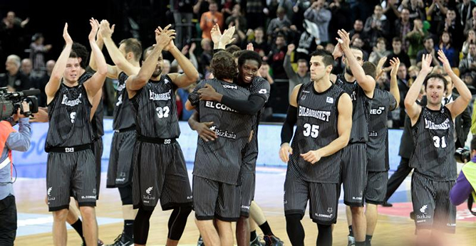 Los jugadores del Bilbao Basket, aplauden a los aficionados tras ganar al FC Barcelona en el partido correspondiente a la sexta jornada de la Liga ACB Los jugadores del Bilbao Basket, aplauden a los aficionados tras ganar al FC Barcelona en el partido correspondiente a la sexta jornada de la Liga ACB