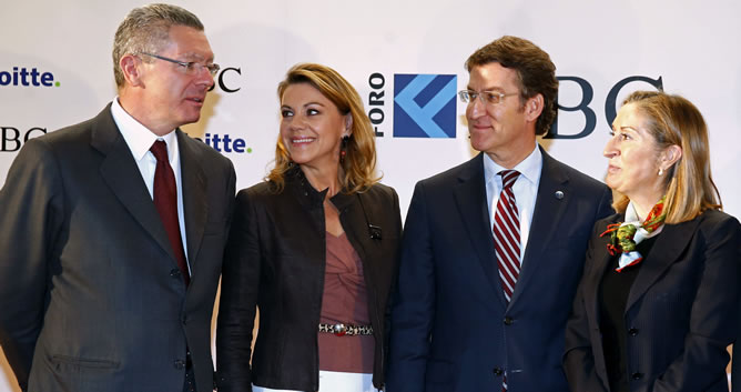 El ministro de Justicia, Alberto Ruiz-Gallardón; la presidenta de Castilla-La Mancha, María Dolores de Cospedal; el presidente de la Xunta, Alberto Núñez Feijóo; y la ministra de Fomento, Ana Pastor, en el Casino de Madrid El ministro de Justicia, Alberto Ruiz-Gallardón; la presidenta de Castilla-La Mancha, María Dolores de Cospedal; el presidente de la Xunta, Alberto Núñez Feijóo; y la ministra de Fomento, Ana Pastor, en el Casino de Madrid