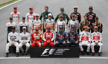 Alonso y Vettel en el centro de la imagen, con la foto de familia de todos los pilotos Alonso y Vettel en el centro de la imagen, con la foto de familia de todos los pilotos