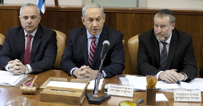 El primer ministro israelí, Benjamin Netanyahu (en el centro) atiende a la prensa. El primer ministro israelí, Benjamin Netanyahu (en el centro) atiende a la prensa.