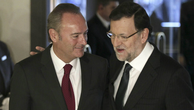 El presidente del Gobierno, Mariano Rajoy, que presentó la intervención del presidente valenciano, Alberto Fabra, a su llegada al acto El presidente del Gobierno, Mariano Rajoy, que presentó la intervención del presidente valenciano, Alberto Fabra, a su llegada al acto