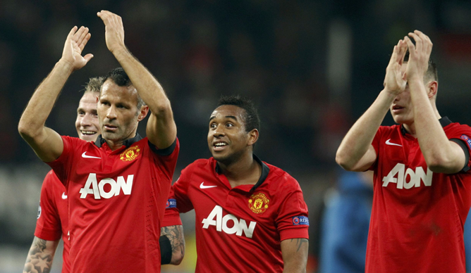 Giggs y sus compañeros celebran la clasificación para octavos. Giggs y sus compañeros celebran la clasificación para octavos.