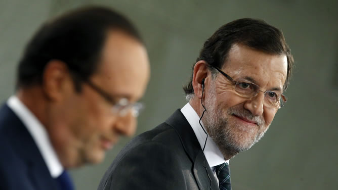 El presidente del Gobierno, Mariano Rajoy, y el presidente francés, François Hollande, durante la rueda de prensa que han ofrecido tras la XXIII Cumbre Hispano-Francesa que se ha celebrado en el Palacio de La Moncloa, en Madrid. El presidente del Gobierno, Mariano Rajoy, y el presidente francés, François Hollande, durante la rueda de prensa que han ofrecido tras la XXIII Cumbre Hispano-Francesa que se ha celebrado en el Palacio de La Moncloa, en Madrid.