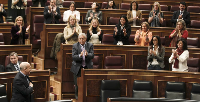 El ministro de Educación, José Ignacio Wert, aplaudido tras su intervención en el pleno del Congreso que da luz verde al proyecto de Ley para la Mejora de la Calidad Educativa (Lomce). El ministro de Educación, José Ignacio Wert, aplaudido tras su intervención en el pleno del Congreso que da luz verde al proyecto de Ley para la Mejora de la Calidad Educativa (Lomce).