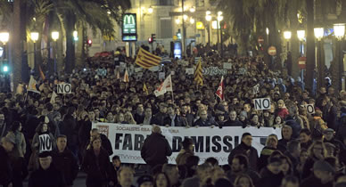 Multitudinaria marcha en Valencia en protesta por el cierre de RTVV y reclamando la dimisión del president de la Generalitat y la convocatoria de elecciones anticipadas. Multitudinaria marcha en Valencia en protesta por el cierre de RTVV y reclamando la dimisión del president de la Generalitat y la convocatoria de elecciones anticipadas.
