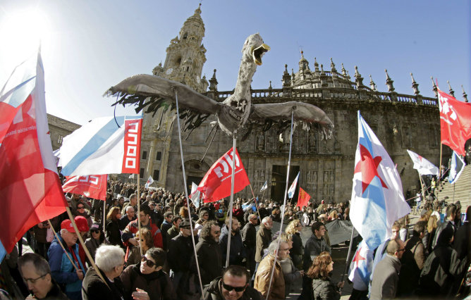 Más de un millar de personas participaron en la manifestación para expresar el rechazo a la sentencia del Prestige, esta mañana en la plaza de A Quintana, en Santiago de Compostela Más de un millar de personas participaron en la manifestación para expresar el rechazo a la sentencia del Prestige, esta mañana en la plaza de A Quintana, en Santiago de Compostela