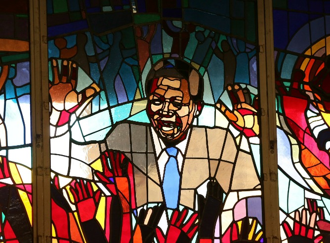 Nelson Mandela en la iglesia Regina Mundi en Soweto Nelson Mandela en la iglesia Regina Mundi en Soweto