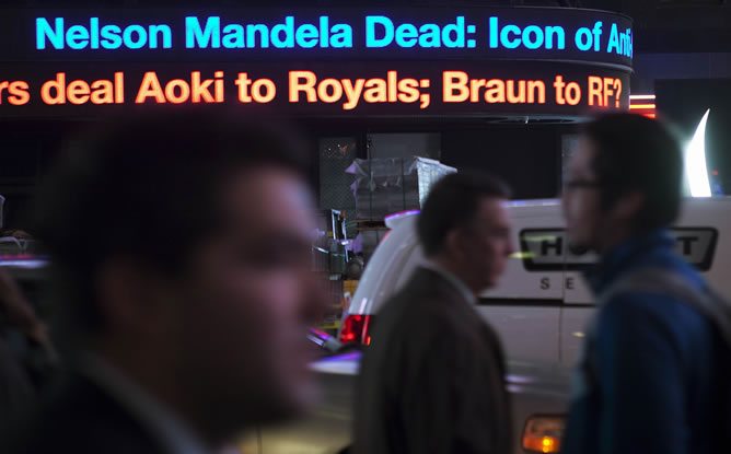 Anuncio de la muerte de Mandela en Times Square Anuncio de la muerte de Mandela en Times Square