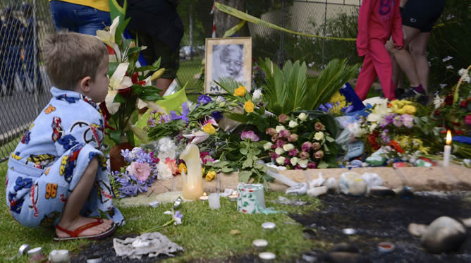Un niño se detiene ante un altar dedicado a Nelson Mandela en una casa de Johannesburgo Un niño se detiene ante un altar dedicado a Nelson Mandela en una casa de Johannesburgo