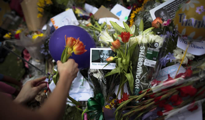 Varias flores han sido colocadas en memoria del expresidente sudafricano Nelson Mandela, en su casa de Johannesburgo Varias flores han sido colocadas en memoria del expresidente sudafricano Nelson Mandela, en su casa de Johannesburgo