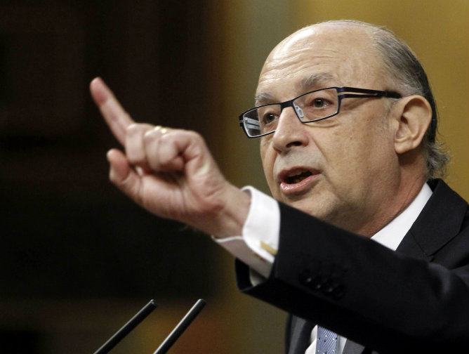 El ministro de Hacienda y Administraciones Públicas, Cristóbal Montoro, durante su intervención en la sesión de control al Gobierno El ministro de Hacienda y Administraciones Públicas, Cristóbal Montoro, durante su intervención en la sesión de control al Gobierno