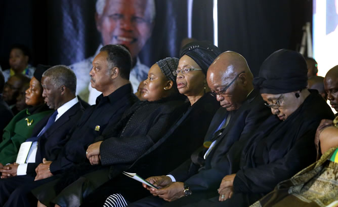 El presidente sudafricano Jacob Zuma junto a la mujer de Mandela y a la exmujer de éste durante el acto del CNA. El presidente sudafricano Jacob Zuma junto a la mujer de Mandela y a la exmujer de éste durante el acto del CNA.