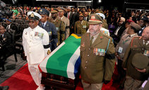 Miembros de las fuerzas armadas de Sudáfrica llevando el ataúd de Mandela en el funeral de Estado en Qunu Miembros de las fuerzas armadas de Sudáfrica llevando el ataúd de Mandela en el funeral de Estado en Qunu