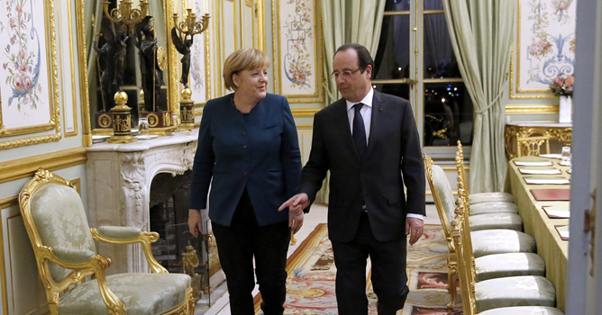 El presidente de Francia, François Hollande, y la canciller alemana, Angela Merkel, abandonan el despacho presidencial en el Palacio del Elíseo, en París El presidente de Francia, François Hollande, y la canciller alemana, Angela Merkel, abandonan el despacho presidencial en el Palacio del Elíseo, en París