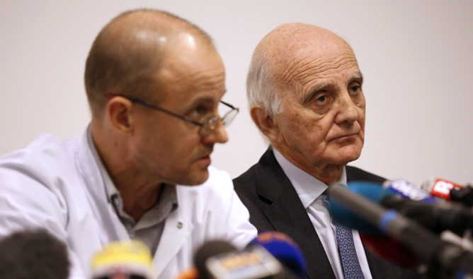 Gerard Saillant atiende al doctor Jean-François Payen durante la rueda de prensa. Gerard Saillant atiende al doctor Jean-François Payen durante la rueda de prensa.