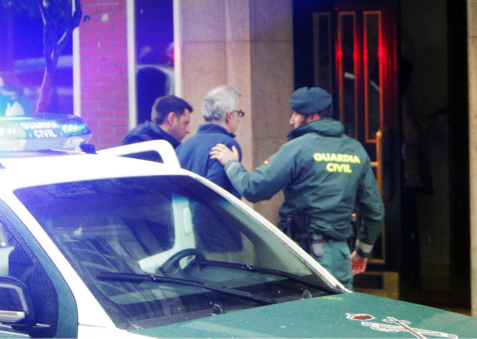 Alfonso Basterra llega a su domicilio en la capital gallega acompañado por agentes de la Policía Nacional para hacer un registro Alfonso Basterra llega a su domicilio en la capital gallega acompañado por agentes de la Policía Nacional para hacer un registro