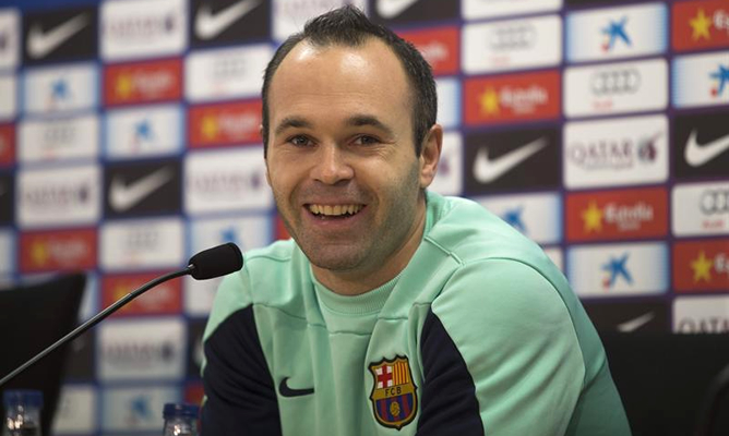El futbolista internacional del F.C. Barcelona atiende a las preguntas de los periodistas en Sant Joan Despí. El futbolista internacional del F.C. Barcelona atiende a las preguntas de los periodistas en Sant Joan Despí.