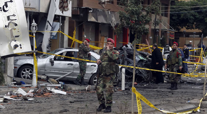 Coches calcinados tras el atentando suicida del pasado jueves en el sur de Beirut. Coches calcinados tras el atentando suicida del pasado jueves en el sur de Beirut.