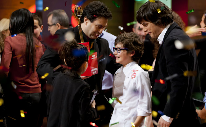 Mario recibe de manos del jurado el trofeo que le acredita como ganador de 'MasterChef Junior' Mario recibe de manos del jurado el trofeo que le acredita como ganador de 'MasterChef Junior'