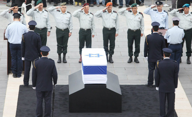 Oficiales superiores de las Fuerzas de Defensa de Israel saludan el ataúd del exprimer ministro israelí Ariel Sharon durante una ceremonia conmemorativa nacional en la Knesset, en Jerusalén Oficiales superiores de las Fuerzas de Defensa de Israel saludan el ataúd del exprimer ministro israelí Ariel Sharon durante una ceremonia conmemorativa nacional en la Knesset, en Jerusalén